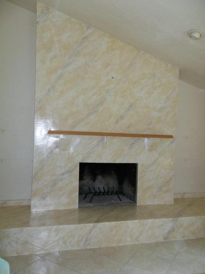 タンパにあるお手頃価格の中くらいなトラディショナルスタイルのおしゃれなファミリールーム (白い壁、セラミックタイルの床、標準型暖炉、タイルの暖炉まわり、ベージュの床) の写真