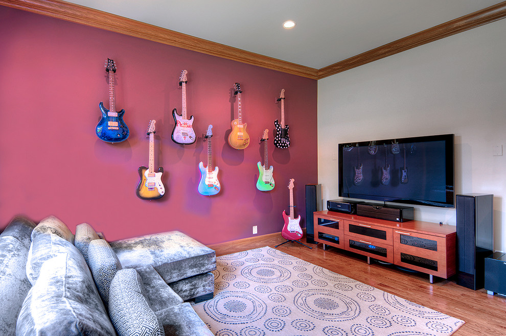 Свежая идея для дизайна: изолированная гостиная комната среднего размера в стиле неоклассика (современная классика) с красными стенами, паркетным полом среднего тона, музыкальной комнатой и отдельно стоящим телевизором - отличное фото интерьера
