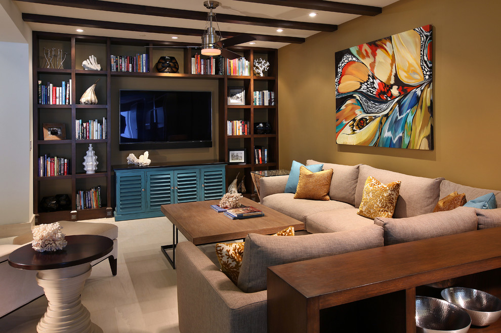 Ejemplo de sala de estar abierta actual de tamaño medio sin chimenea con suelo de piedra caliza, pared multimedia y paredes amarillas