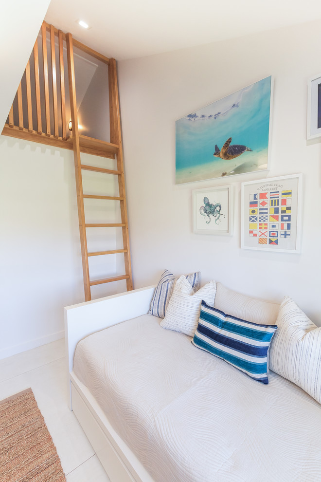 Foto di un soggiorno stile marinaro di medie dimensioni con pareti bianche, pavimento in gres porcellanato, pavimento beige e tappeto