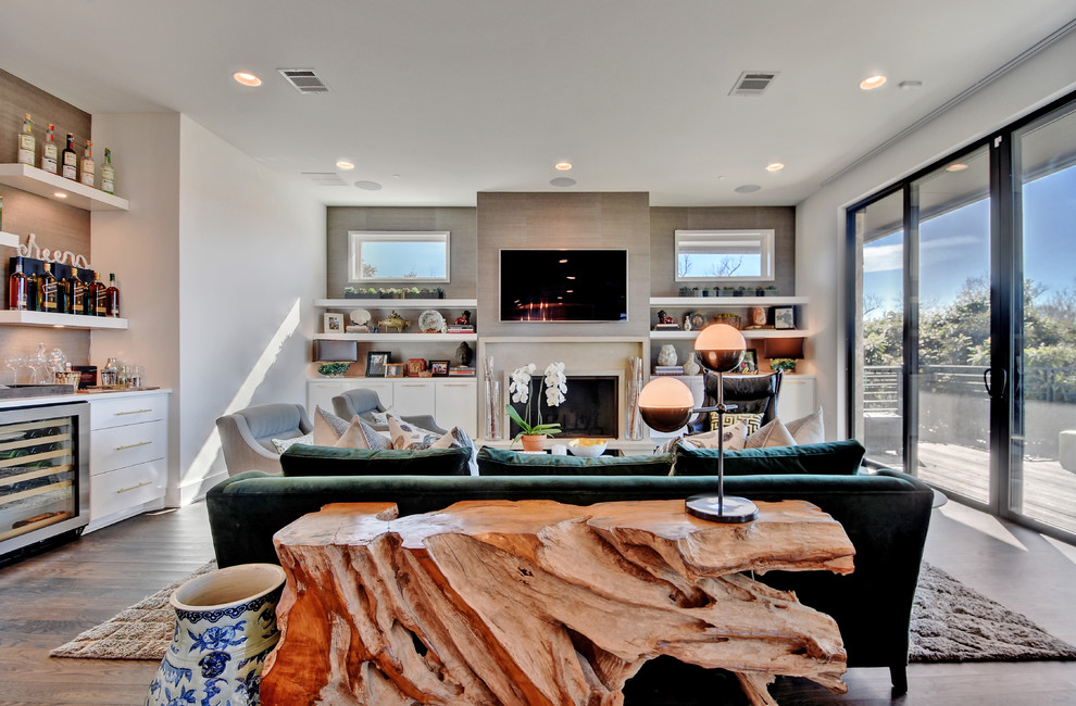 Ispirazione per un soggiorno design con camino classico e TV a parete