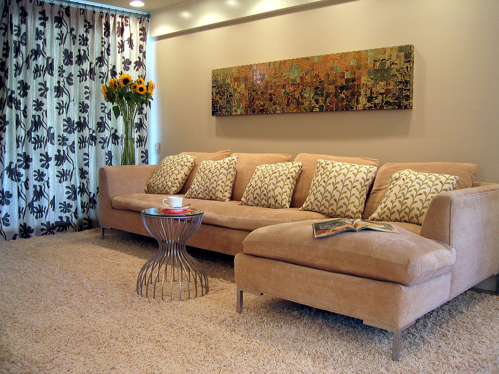 Cette image montre une salle de séjour design de taille moyenne et ouverte avec un mur beige et parquet clair.