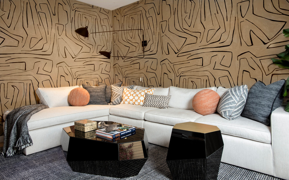Ejemplo de sala de estar cerrada contemporánea de tamaño medio con paredes beige, televisor colgado en la pared, suelo negro y papel pintado