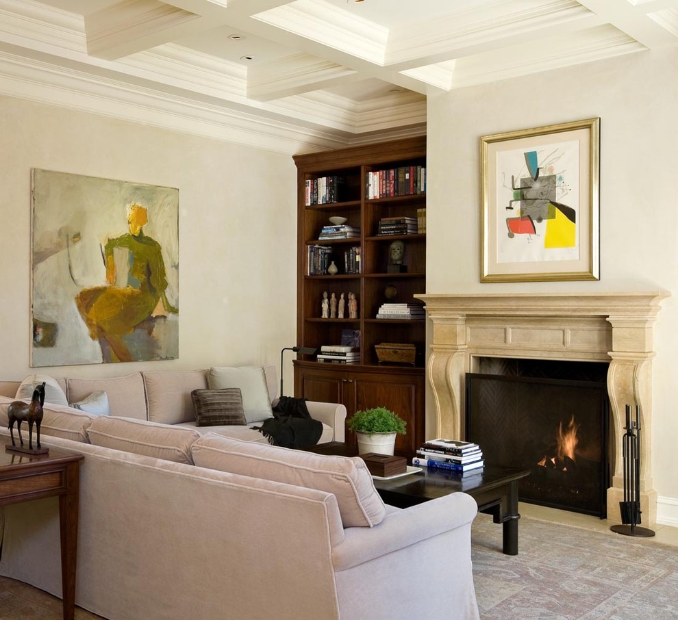Diseño de sala de estar clásica sin televisor con paredes beige, todas las chimeneas y marco de chimenea de piedra