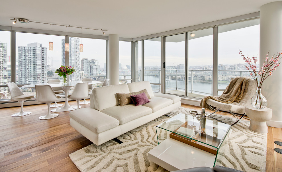 Diseño de sala de estar abierta contemporánea con suelo de madera en tonos medios