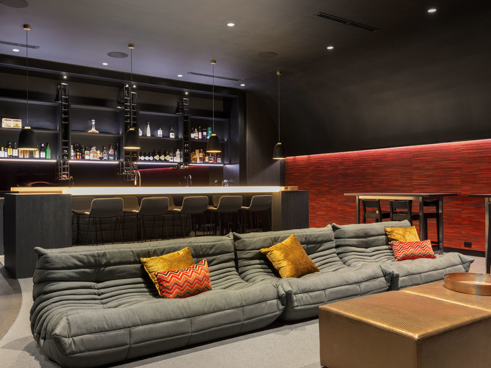 На фото: гостиная комната в современном стиле с домашним баром, черными стенами, ковровым покрытием и серым полом с