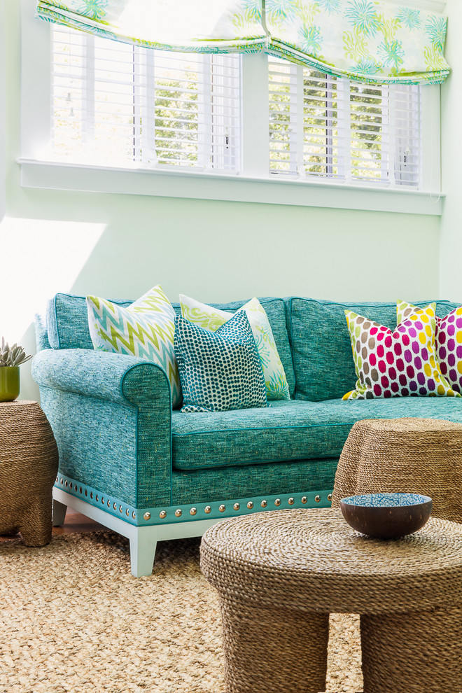 Immagine di un piccolo soggiorno stile marino stile loft con pareti verdi, pavimento in legno massello medio e TV a parete