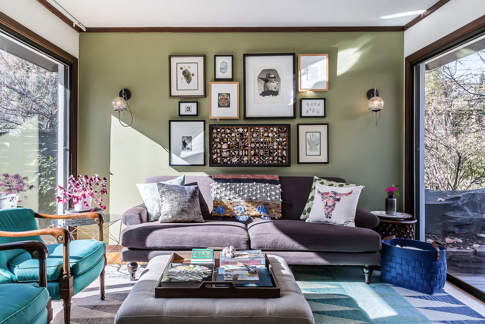 デンバーにある中くらいなエクレクティックスタイルのおしゃれな独立型ファミリールーム (緑の壁、無垢フローリング、壁掛け型テレビ、茶色い床) の写真