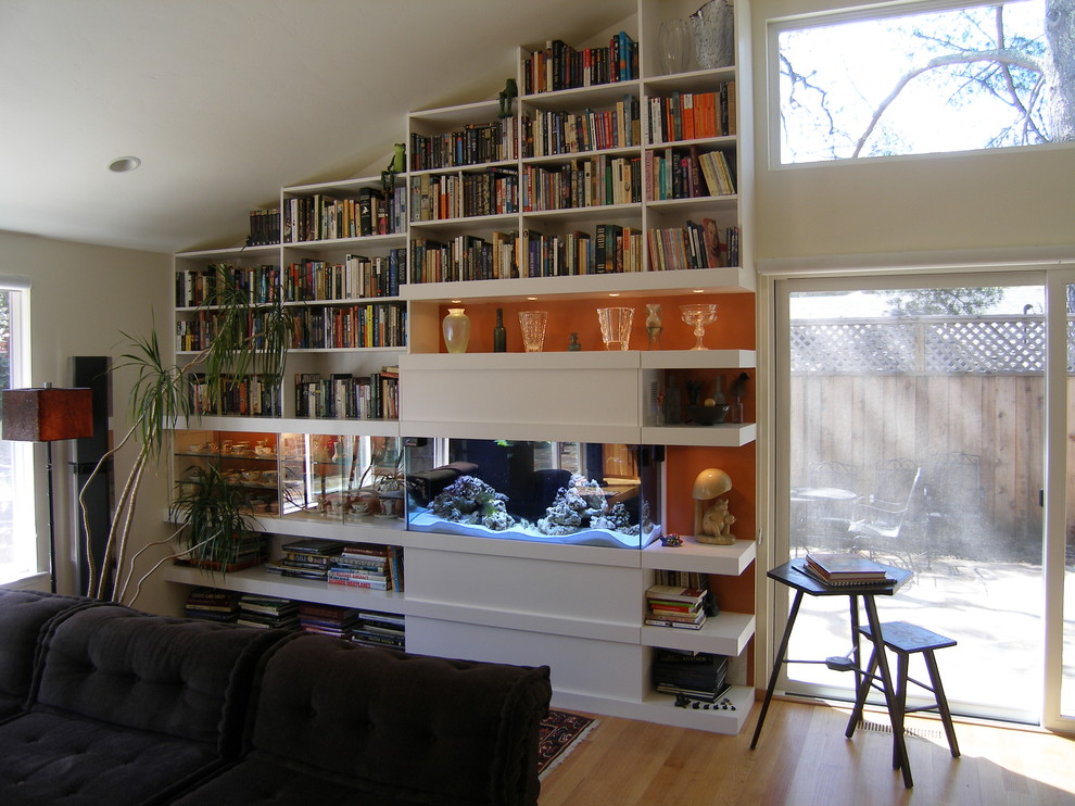 Idee per un soggiorno contemporaneo di medie dimensioni con pareti arancioni e parquet chiaro