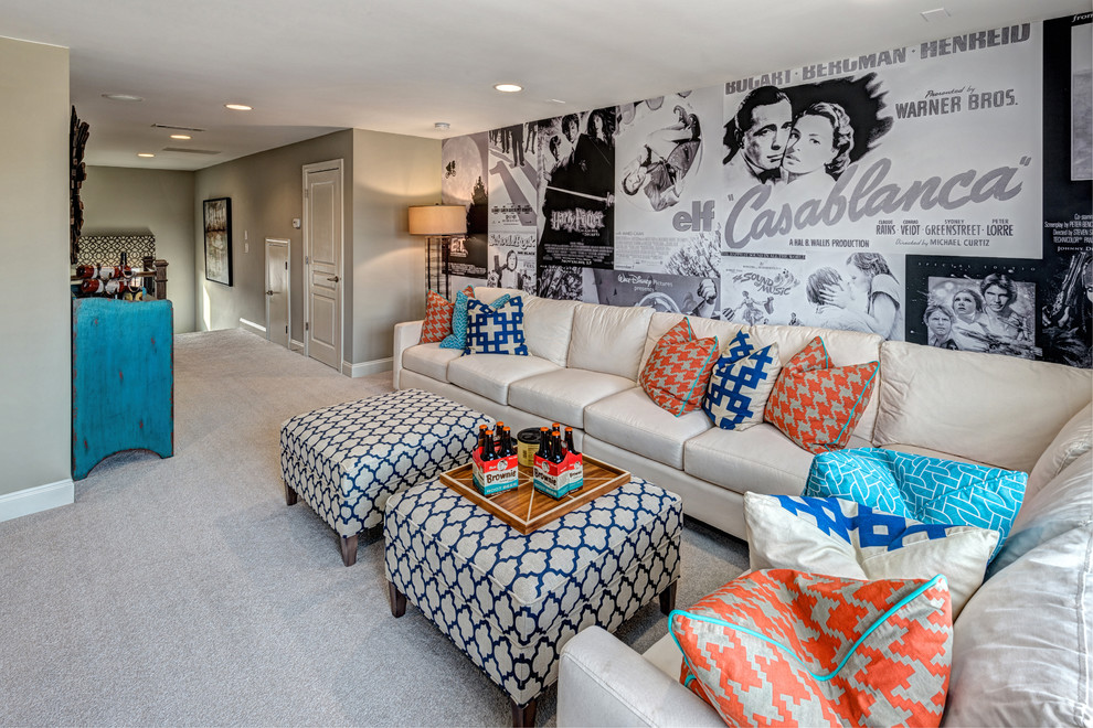 Diseño de sala de estar tradicional renovada con paredes grises, moqueta y televisor colgado en la pared