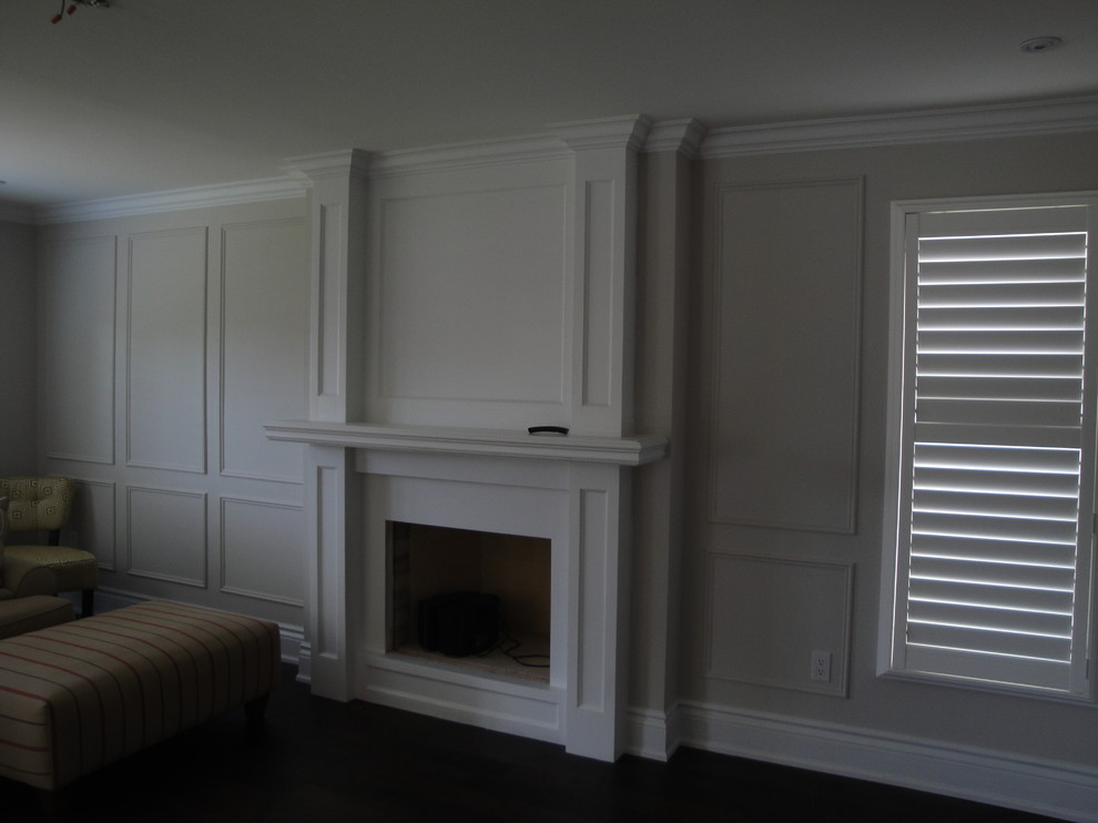Ejemplo de sala de estar tradicional con paredes grises y suelo de madera en tonos medios