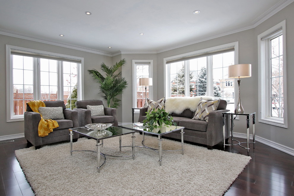 Großes, Fernseherloses, Abgetrenntes Klassisches Wohnzimmer ohne Kamin mit beiger Wandfarbe, dunklem Holzboden und braunem Boden in Toronto