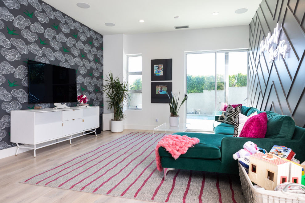 На фото: гостиная комната среднего размера в современном стиле с серыми стенами, светлым паркетным полом, телевизором на стене, бежевым полом и акцентной стеной с
