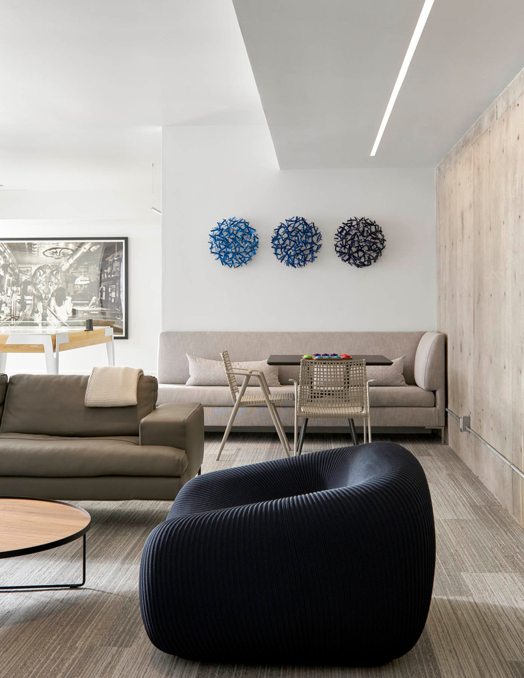 Свежая идея для дизайна: открытая гостиная комната в современном стиле с белыми стенами, ковровым покрытием, серым полом и акцентной стеной - отличное фото интерьера
