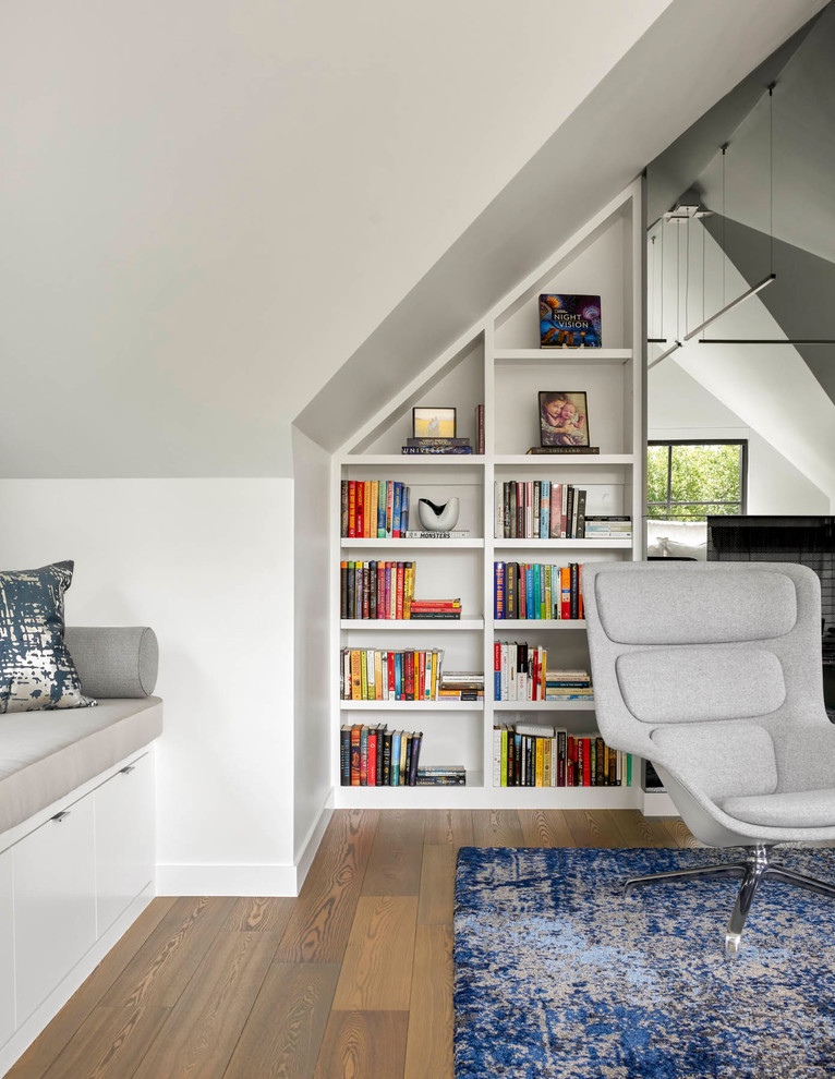 Immagine di un grande soggiorno minimal chiuso con pareti bianche, pavimento in legno massello medio, pavimento verde e libreria