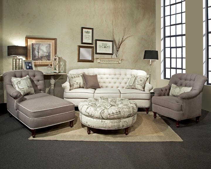 Mittelgroßes, Abgetrenntes Shabby-Look Wohnzimmer mit beiger Wandfarbe, Teppichboden und grauem Boden in Boston
