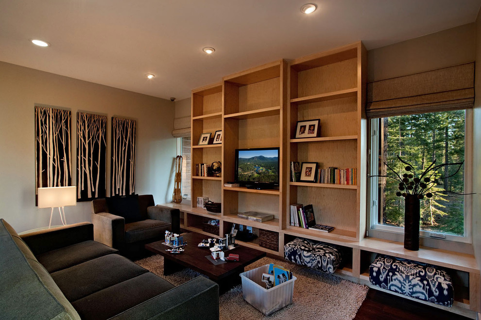 Modernes Wohnzimmer mit beiger Wandfarbe, dunklem Holzboden und freistehendem TV in Sacramento