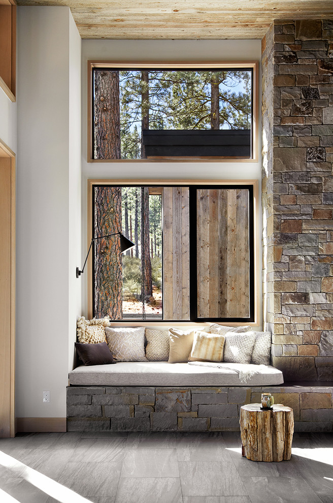 Свежая идея для дизайна: открытая гостиная комната в стиле модернизм с серыми стенами и полом из керамогранита - отличное фото интерьера