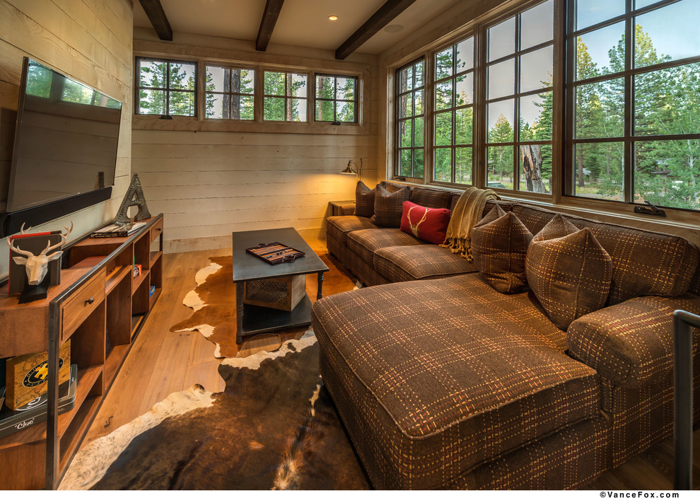 Mittelgroßes, Abgetrenntes Uriges Wohnzimmer ohne Kamin mit beiger Wandfarbe, hellem Holzboden und TV-Wand in Sacramento