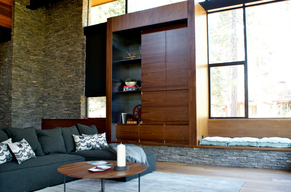Inspiration pour une salle de séjour minimaliste ouverte avec parquet foncé, une cheminée ribbon, un manteau de cheminée en métal et un téléviseur encastré.