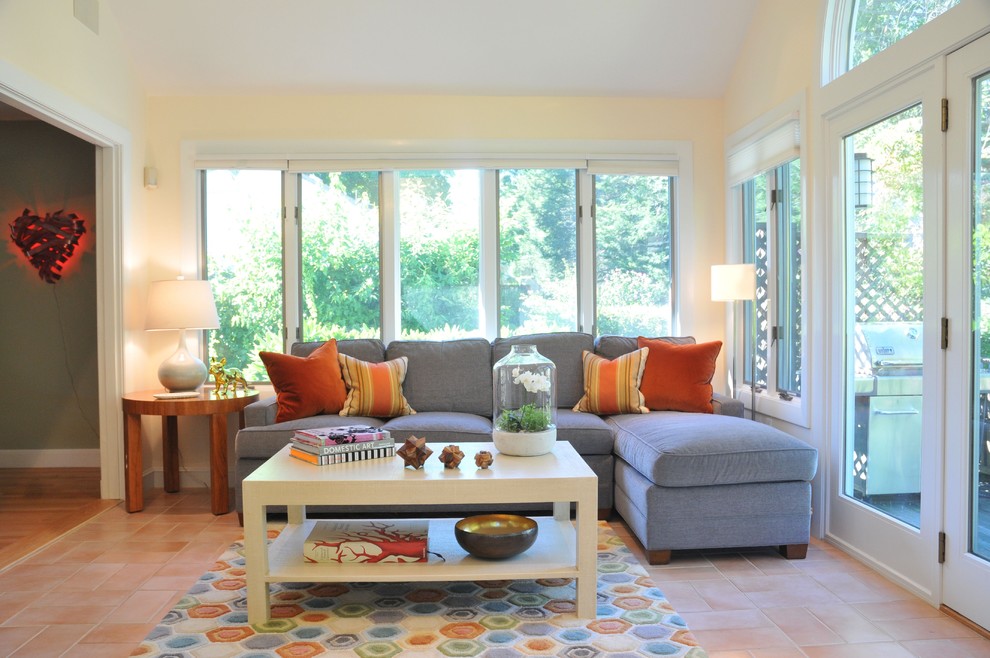 Immagine di un soggiorno minimal di medie dimensioni e chiuso con pareti beige, pavimento con piastrelle in ceramica e pavimento marrone