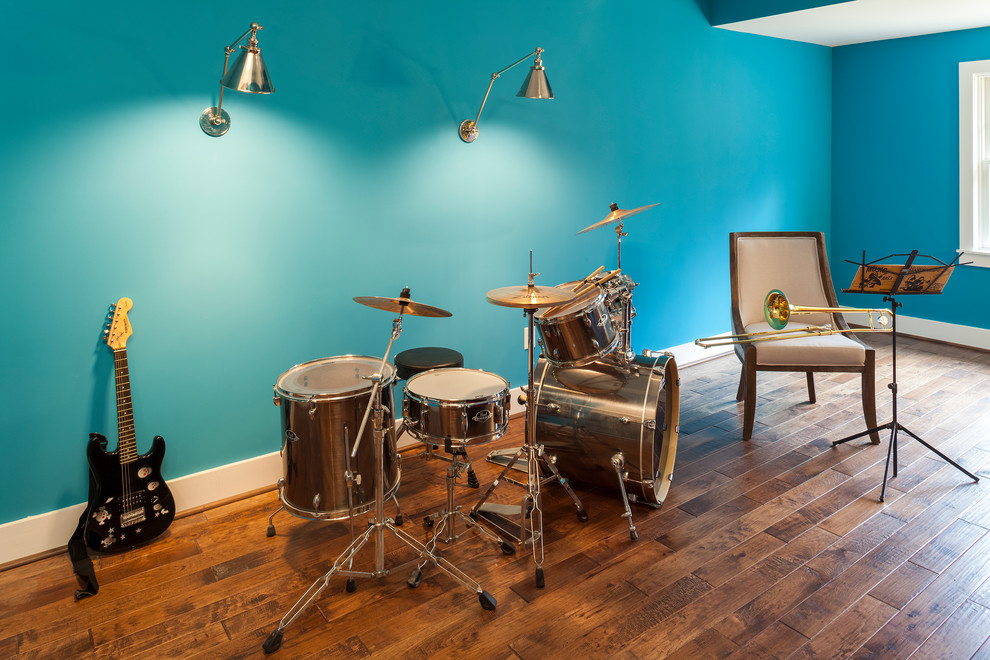 Idéer för att renovera ett mellanstort vintage avskilt allrum, med blå väggar, mellanmörkt trägolv, ett musikrum och brunt golv