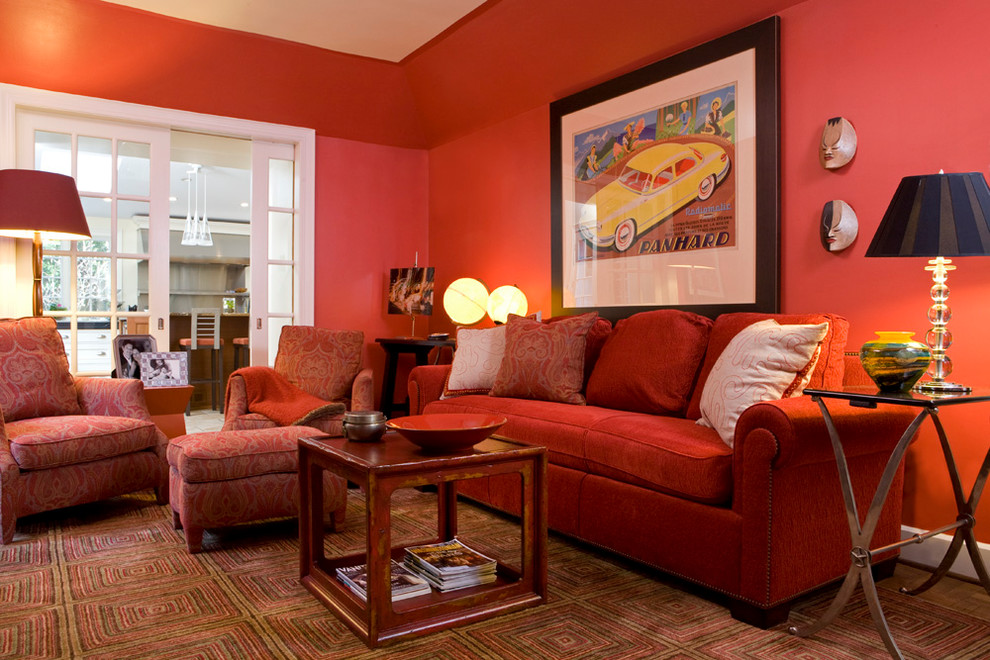 Идея дизайна: изолированная гостиная комната среднего размера в стиле неоклассика (современная классика) с красными стенами и ковровым покрытием без камина, телевизора