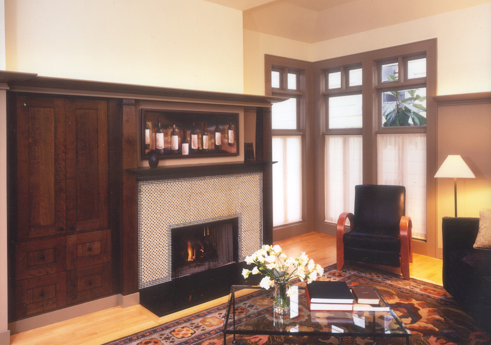 Cette image montre une salle de séjour design avec un manteau de cheminée en carrelage.