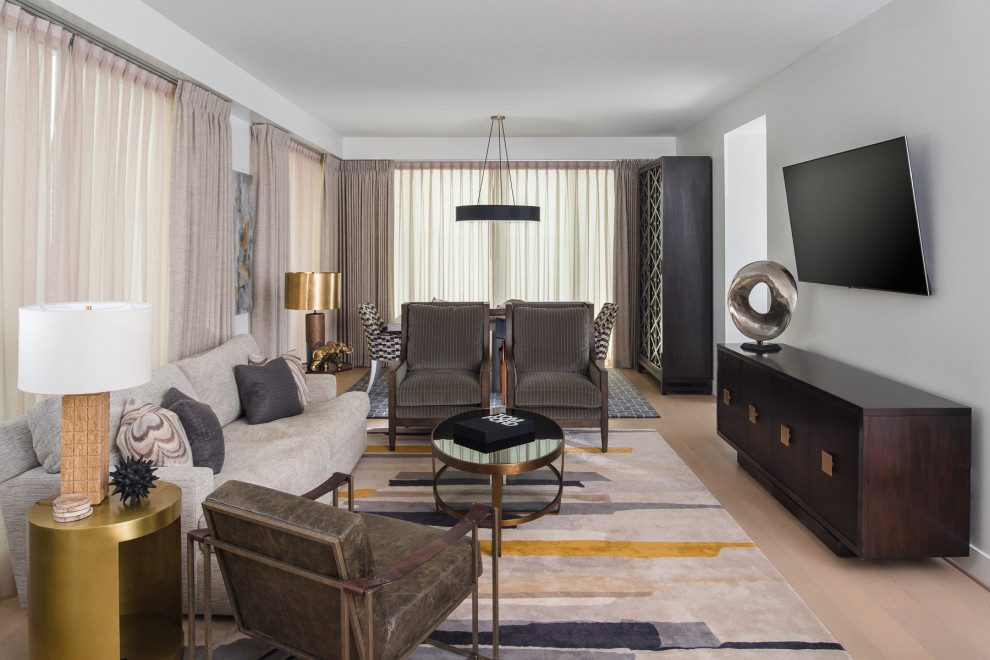 Diseño de sala de estar contemporánea sin chimenea con suelo de madera clara, televisor colgado en la pared, paredes blancas y suelo beige