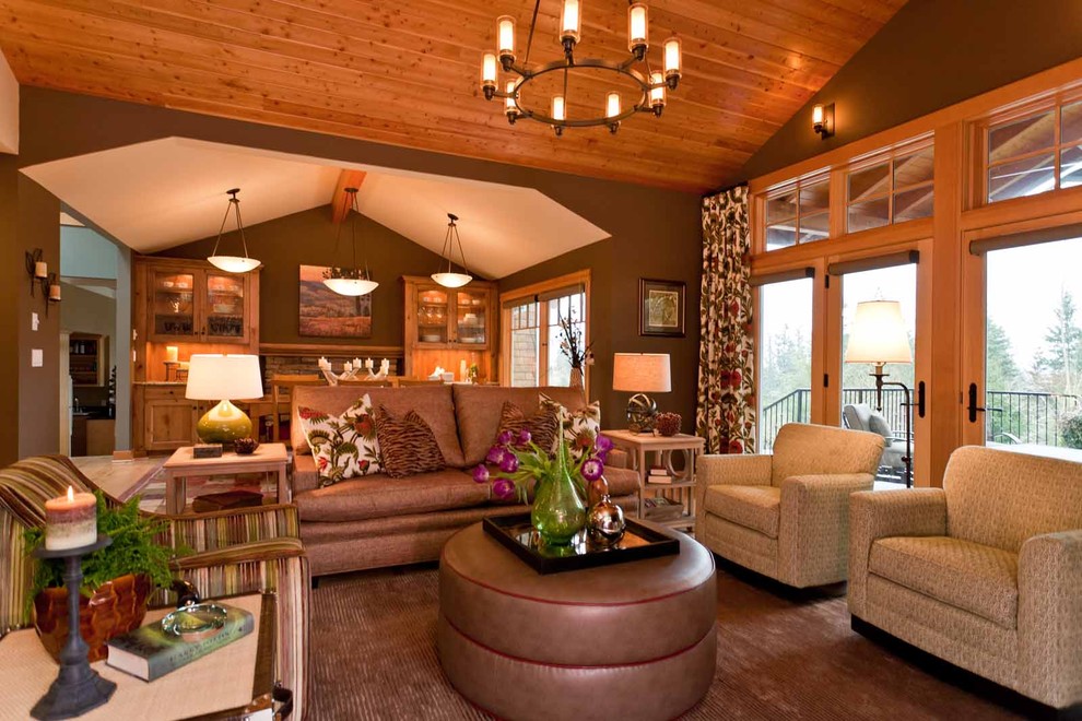 Offenes, Fernseherloses Modernes Wohnzimmer ohne Kamin mit brauner Wandfarbe und braunem Holzboden in Portland