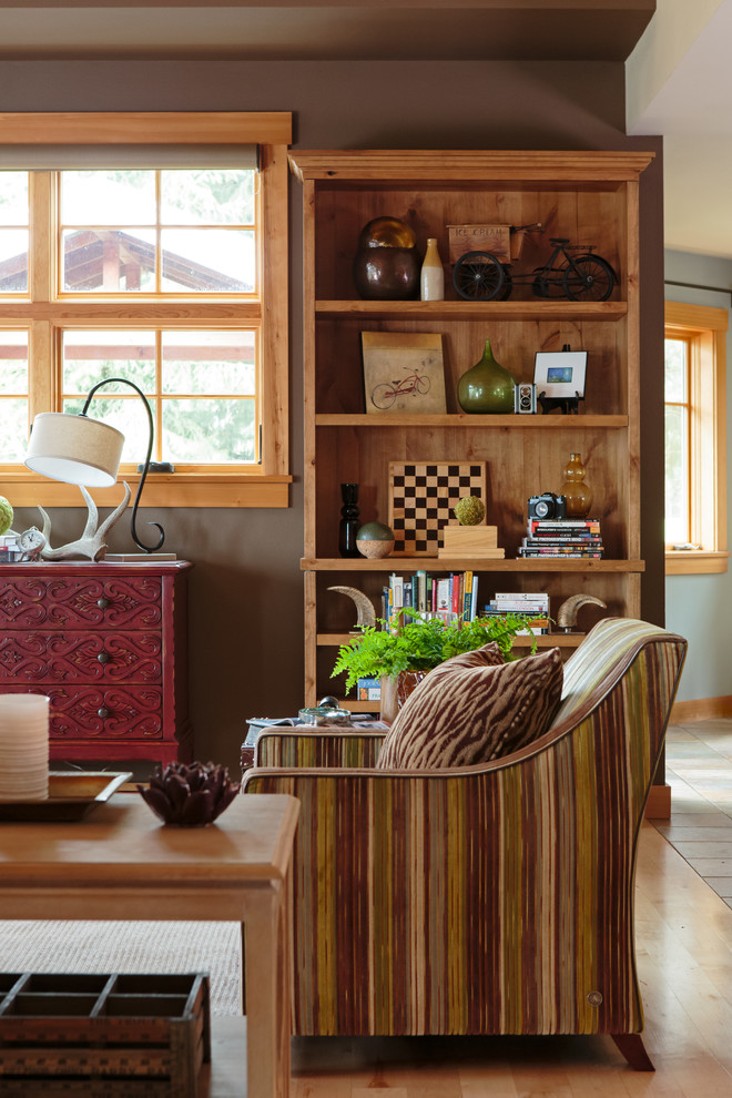 Mittelgroßes, Offenes, Fernseherloses Modernes Wohnzimmer ohne Kamin mit hellem Holzboden und bunten Wänden in Portland