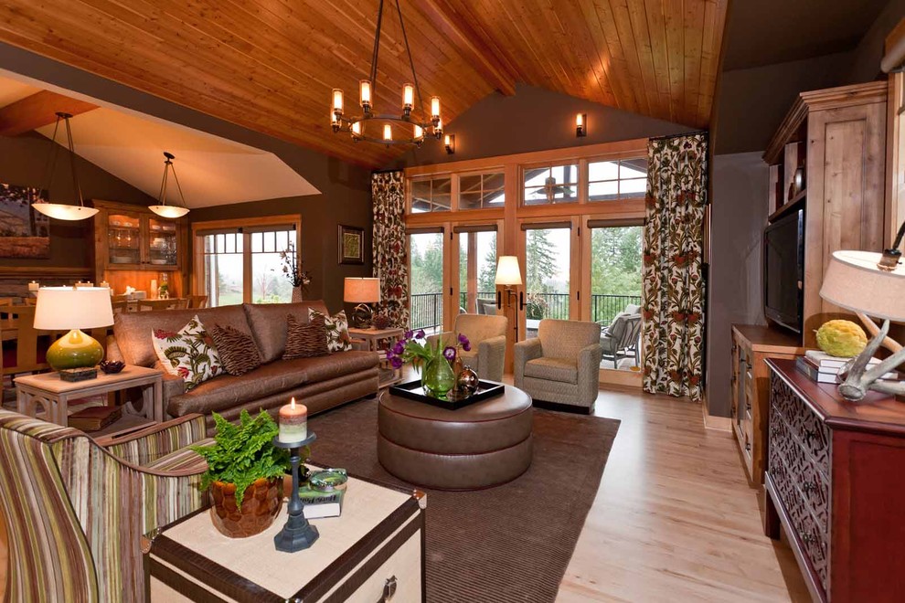 Offenes, Mittelgroßes, Fernseherloses Uriges Wohnzimmer ohne Kamin mit brauner Wandfarbe und hellem Holzboden in Portland