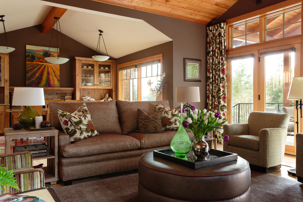 Ejemplo de sala de estar abierta clásica renovada de tamaño medio sin chimenea y televisor con paredes multicolor y suelo de madera en tonos medios