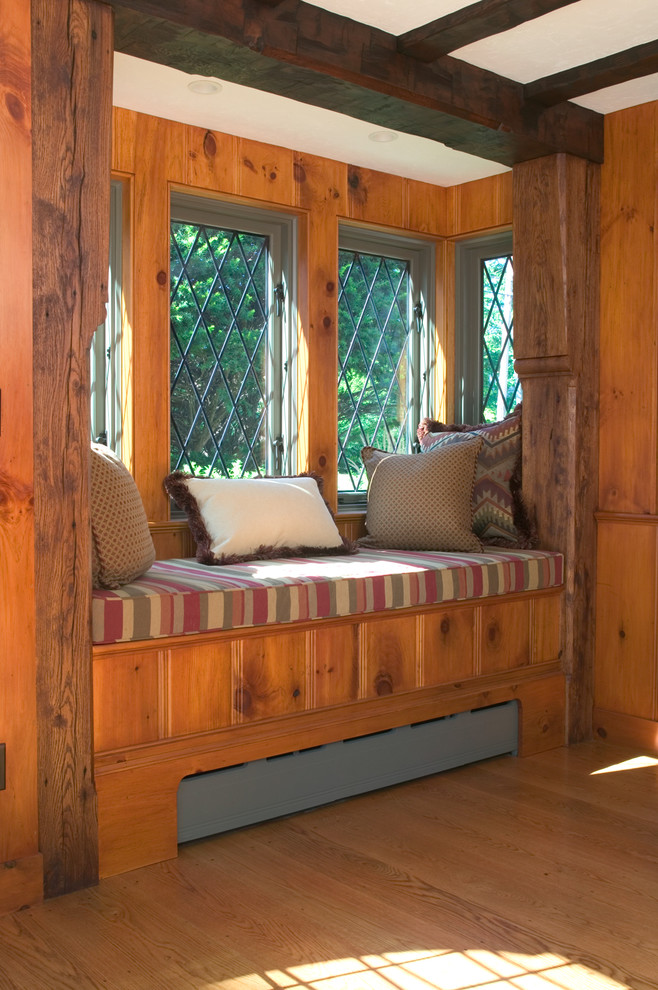 Esempio di un soggiorno stile rurale con pavimento in legno massello medio