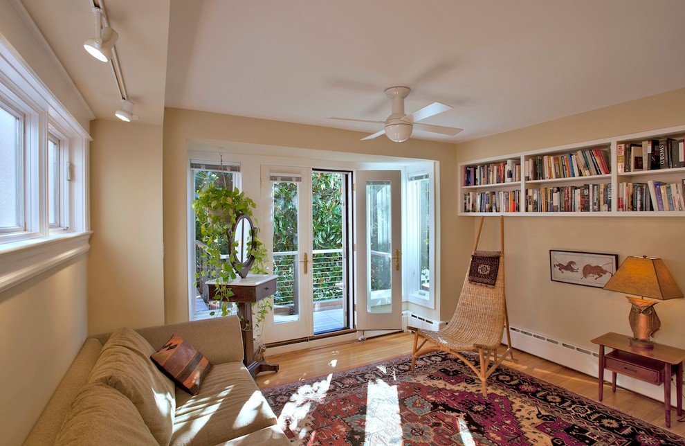 Diseño de sala de estar clásica renovada con paredes beige