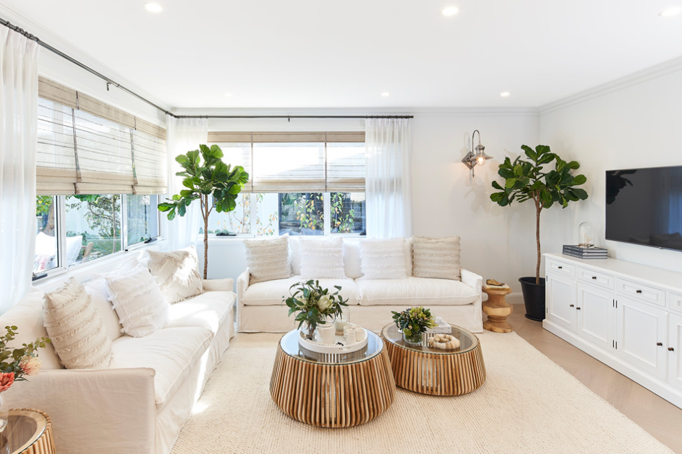 Foto de sala de estar abierta moderna grande con paredes blancas