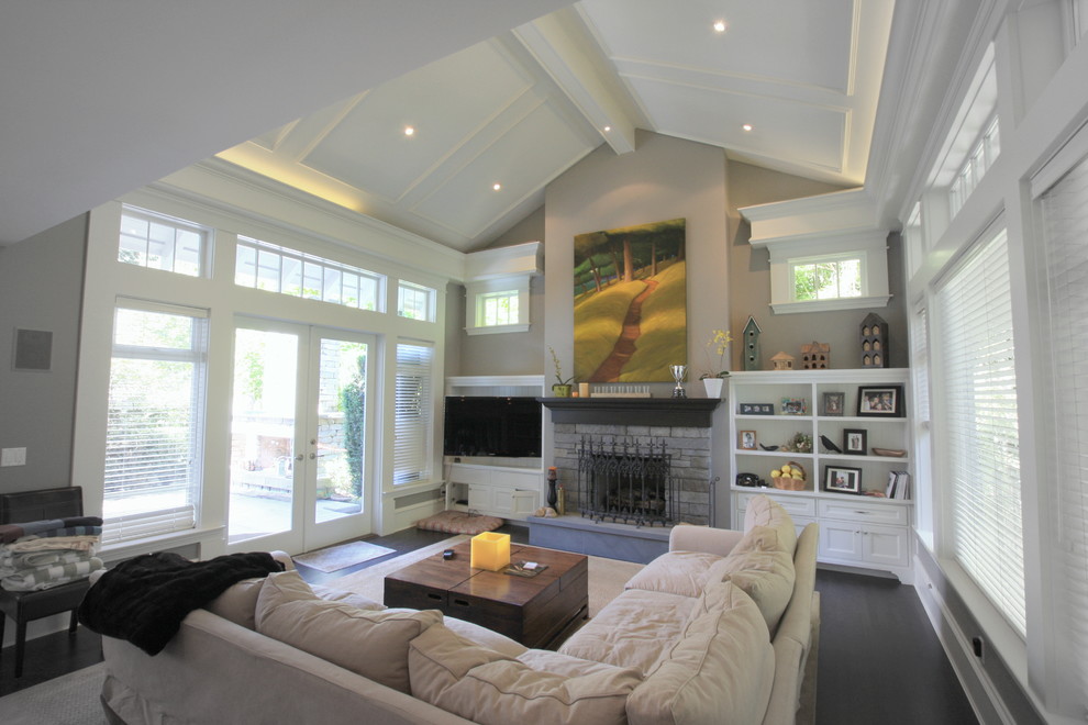Family room - traditional family room idea in Vancouver
