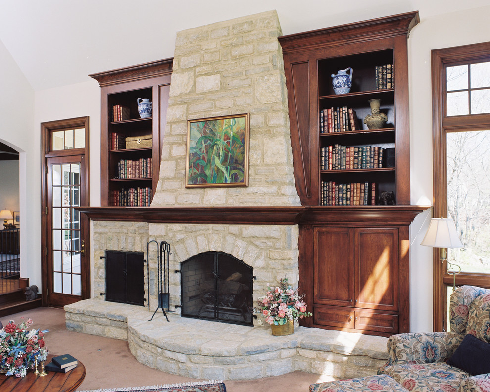 Ejemplo de sala de estar tradicional con marco de chimenea de piedra