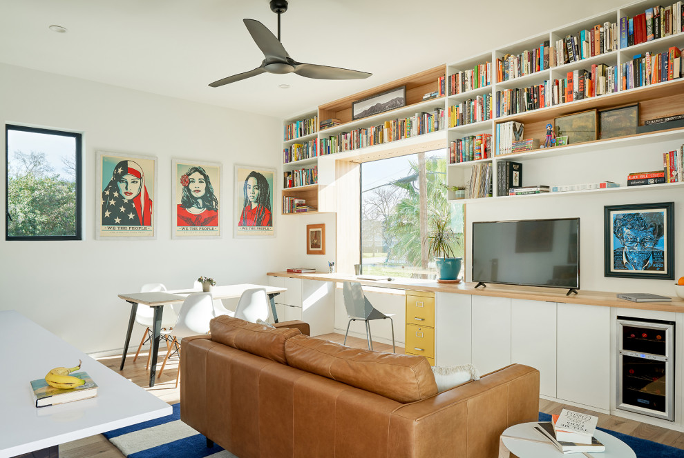 Imagen de sala de estar vintage pequeña sin chimenea con paredes blancas, suelo de madera en tonos medios, televisor independiente y suelo marrón
