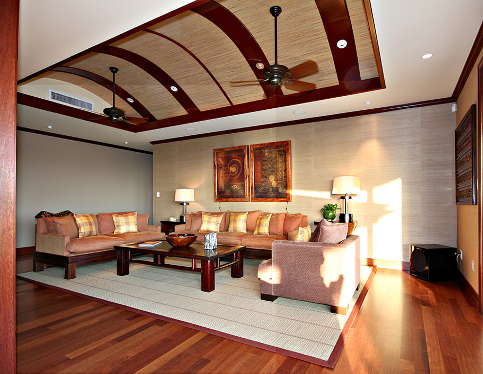 ハワイにある高級な中くらいなアジアンスタイルのおしゃれな独立型ファミリールーム (ベージュの壁、無垢フローリング、暖炉なし、テレビなし、赤い床) の写真