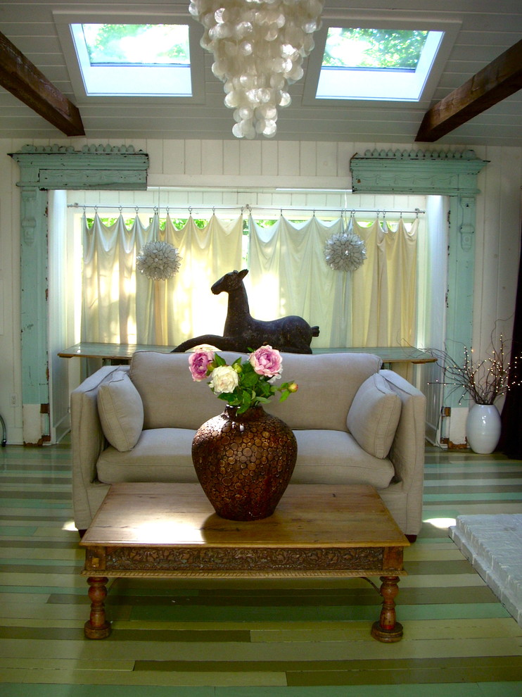 Cette photo montre une salle de séjour éclectique avec un mur blanc, parquet peint et un sol vert.