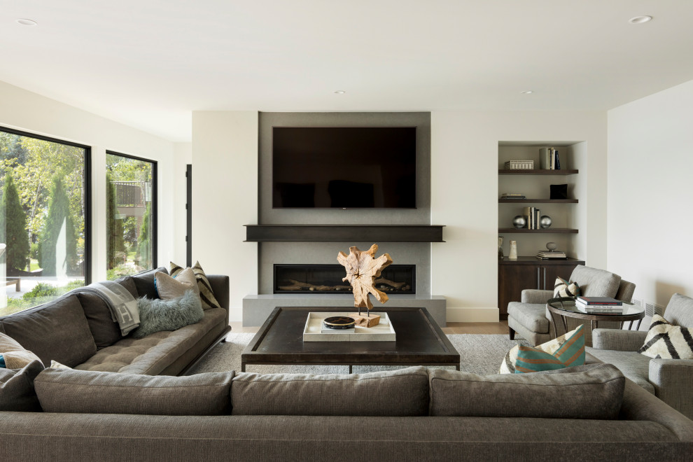 Стильный дизайн: гостиная комната в современном стиле с белыми стенами, горизонтальным камином и телевизором на стене - последний тренд