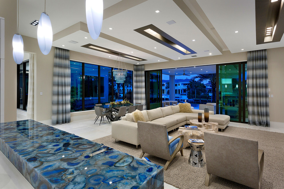 Свежая идея для дизайна: гостиная комната в современном стиле с бежевыми стенами - отличное фото интерьера