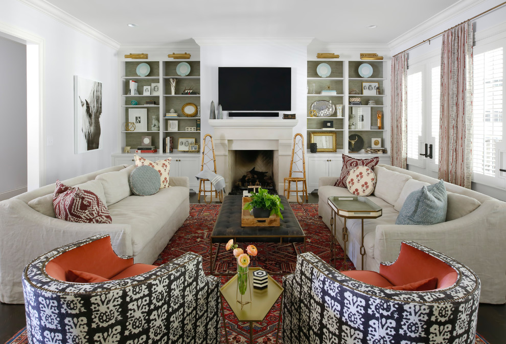 Immagine di un soggiorno eclettico chiuso con pareti bianche, parquet scuro e TV a parete