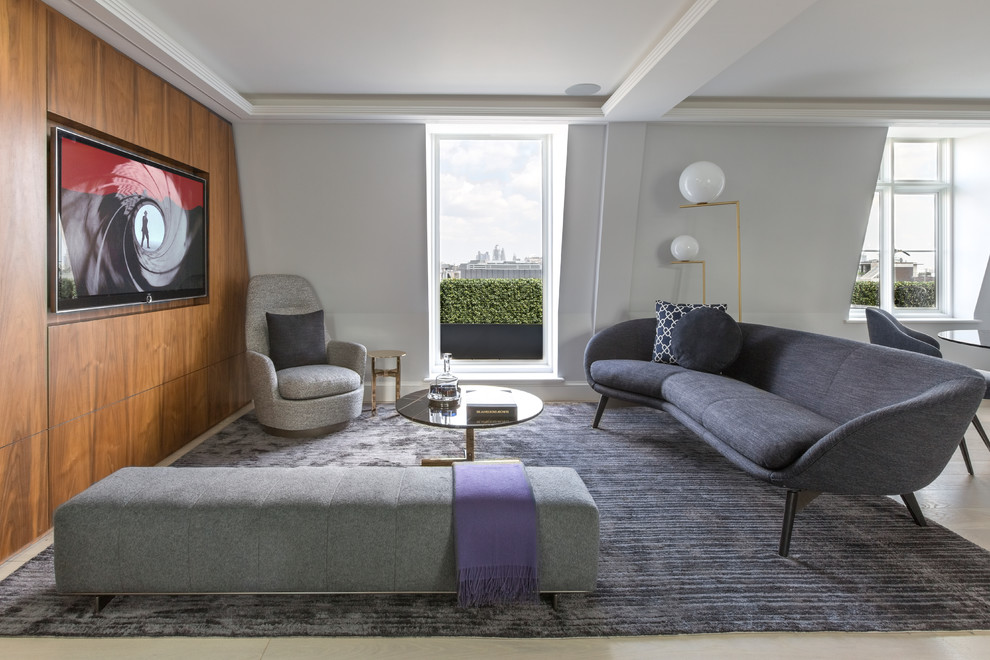 Ispirazione per un soggiorno minimalista aperto con pareti bianche, nessun camino, parete attrezzata e pavimento beige