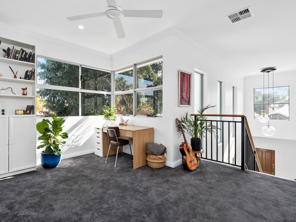Cette image montre une petite salle de séjour design ouverte avec un mur blanc, moquette et un sol vert.