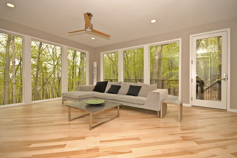 Modernes Wohnzimmer mit beiger Wandfarbe, hellem Holzboden und beigem Boden in Sonstige