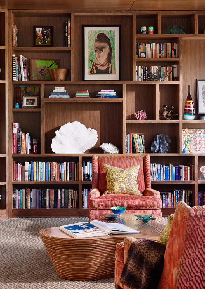 Aménagement d'une grande salle de séjour rétro ouverte avec une bibliothèque ou un coin lecture, moquette et un sol marron.