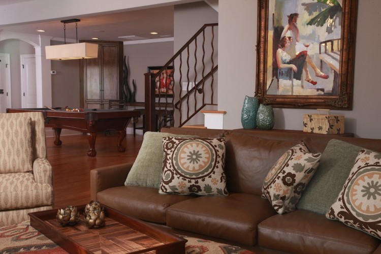 Foto de sala de estar tipo loft actual de tamaño medio sin chimenea y televisor con paredes beige y suelo de madera en tonos medios