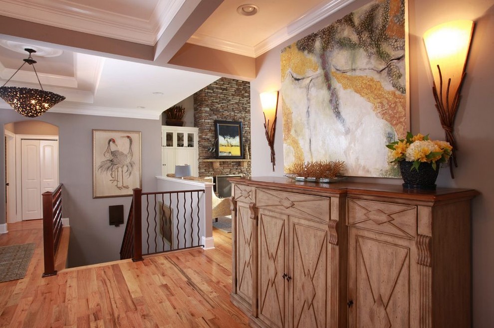 Ejemplo de sala de estar tipo loft contemporánea de tamaño medio sin chimenea y televisor con paredes beige, suelo de madera en tonos medios y suelo marrón
